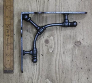 ALBION antique cast iron shelf bracket 16.5x15.2cm